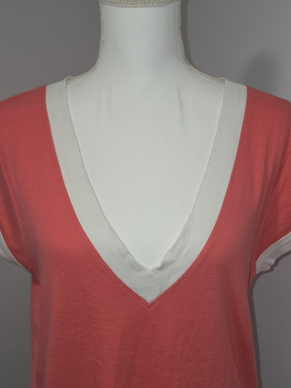 Pilcro Anthropologie Coral Deep V-Neck Short Sleeve Tee with White Trim Size XL - Picture 2 of 8